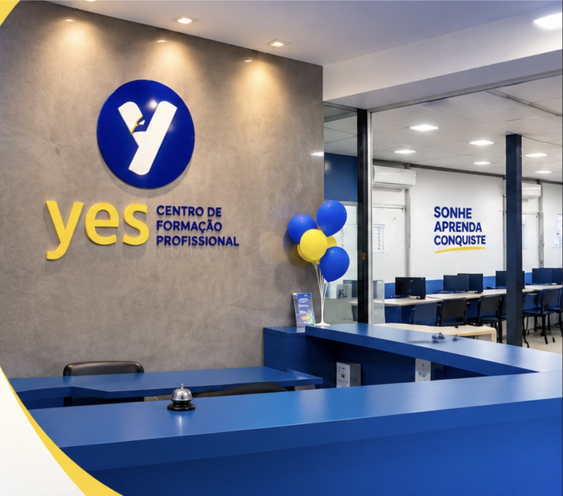 Recepção e sala de informática do YES Centro de Formação Profissional